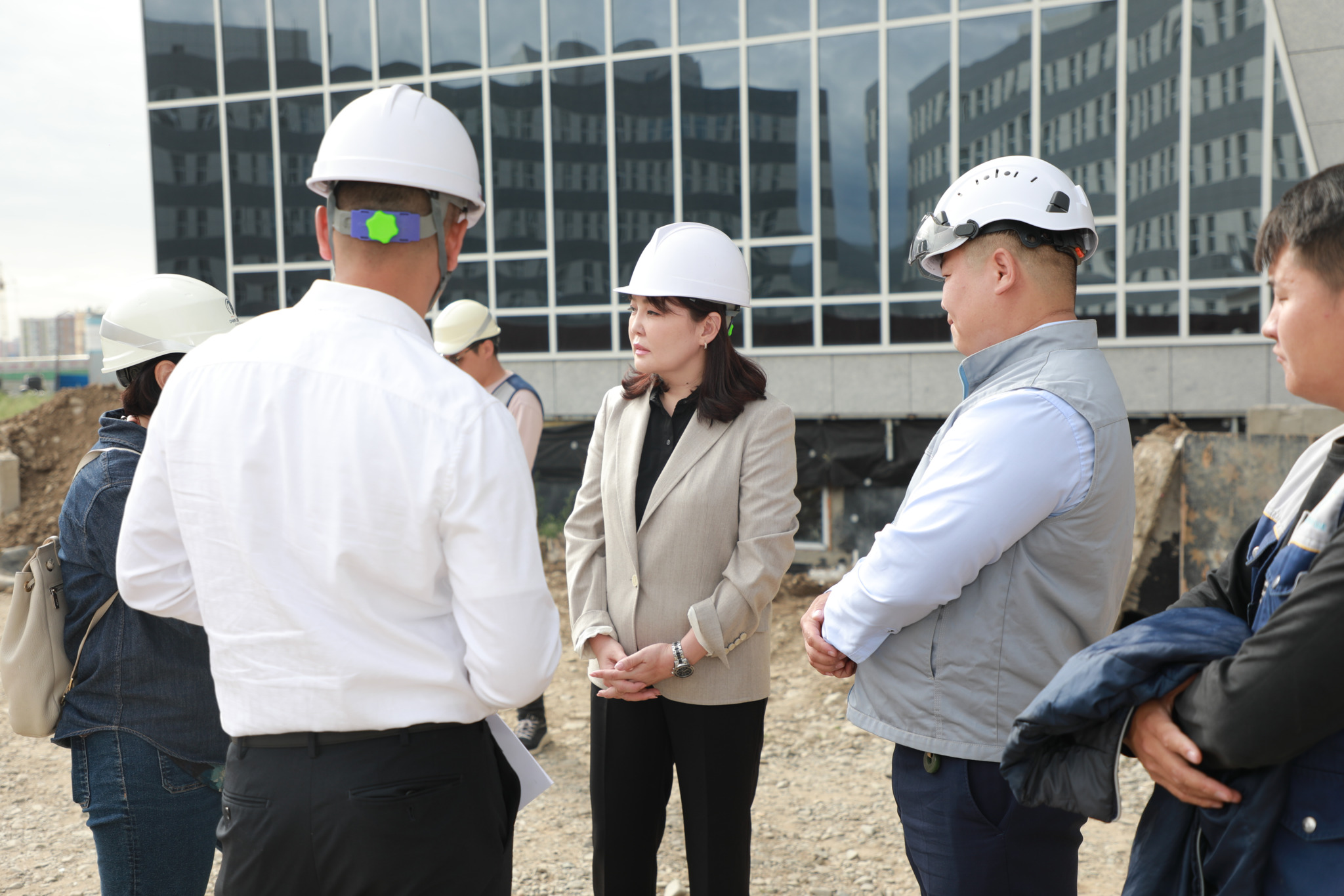 Шинжлэх ухааны хүрээлэнгүүдийн нэгдсэн цогцолбор барилгын ажлын явцтай Барилгын хөгжлийн төвийн удирдлагууд танилцлаа